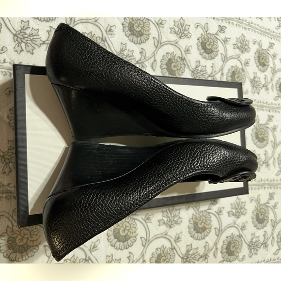 TORY BURCH SALLY WEDGE/PUMPS TUMBLED LEATHER BLACK SIZE 6 US – RETAIL $325.00 - Picture 10 of 12